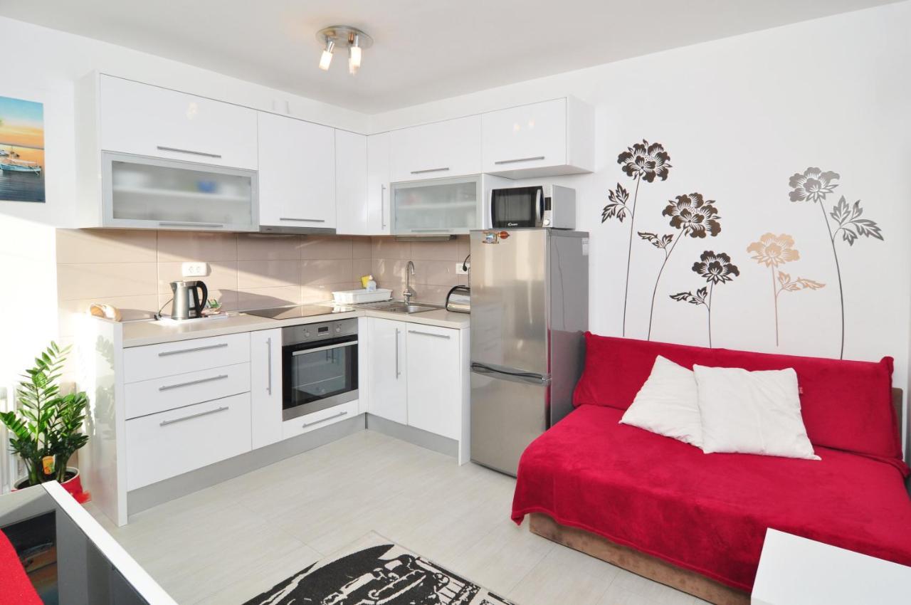 Full Equipped Flat Close To All Split Exterior photo